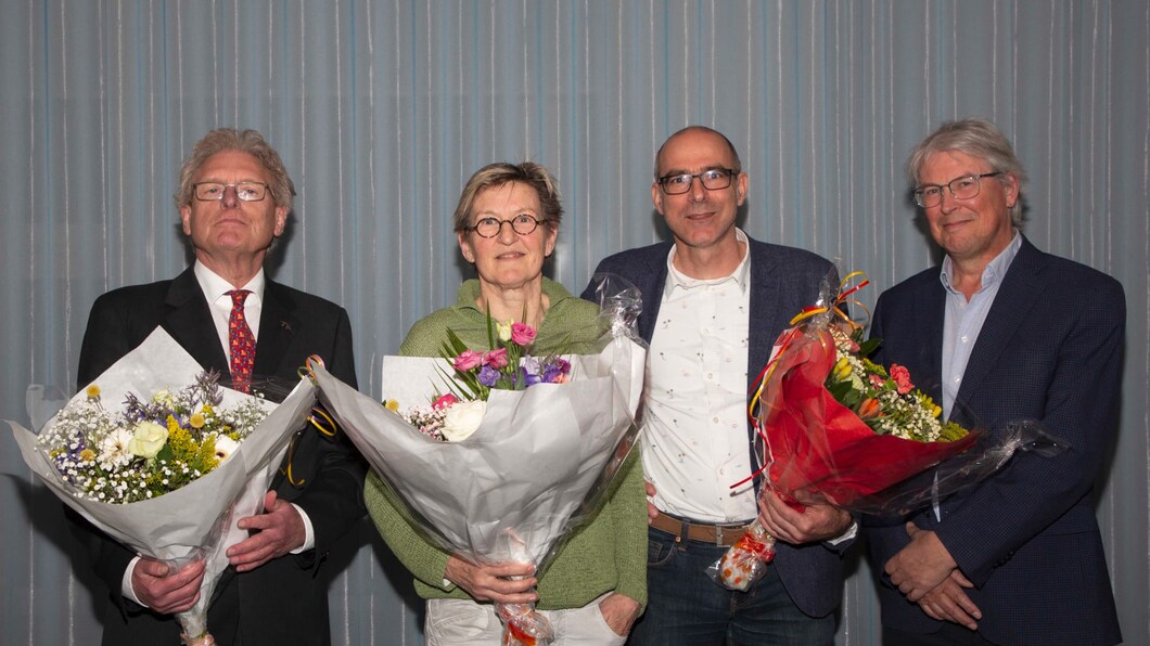 de drie nieuwe raadsleden gefeliciteerd door Wiebe van der Ploeg