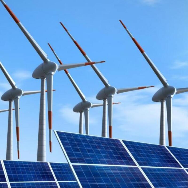 zonnepanelen en windmolens in de zon