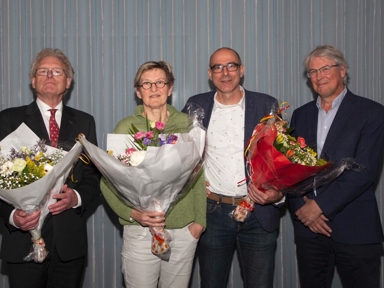 de drie nieuwe raadsleden gefeliciteerd door Wiebe van der Ploeg