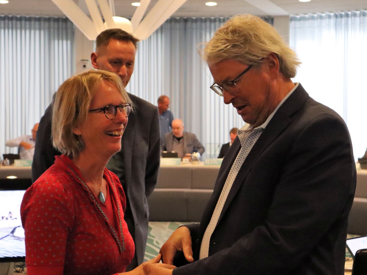 Saskia wordt gefeliciteerd door de voorzitter Wiebe
