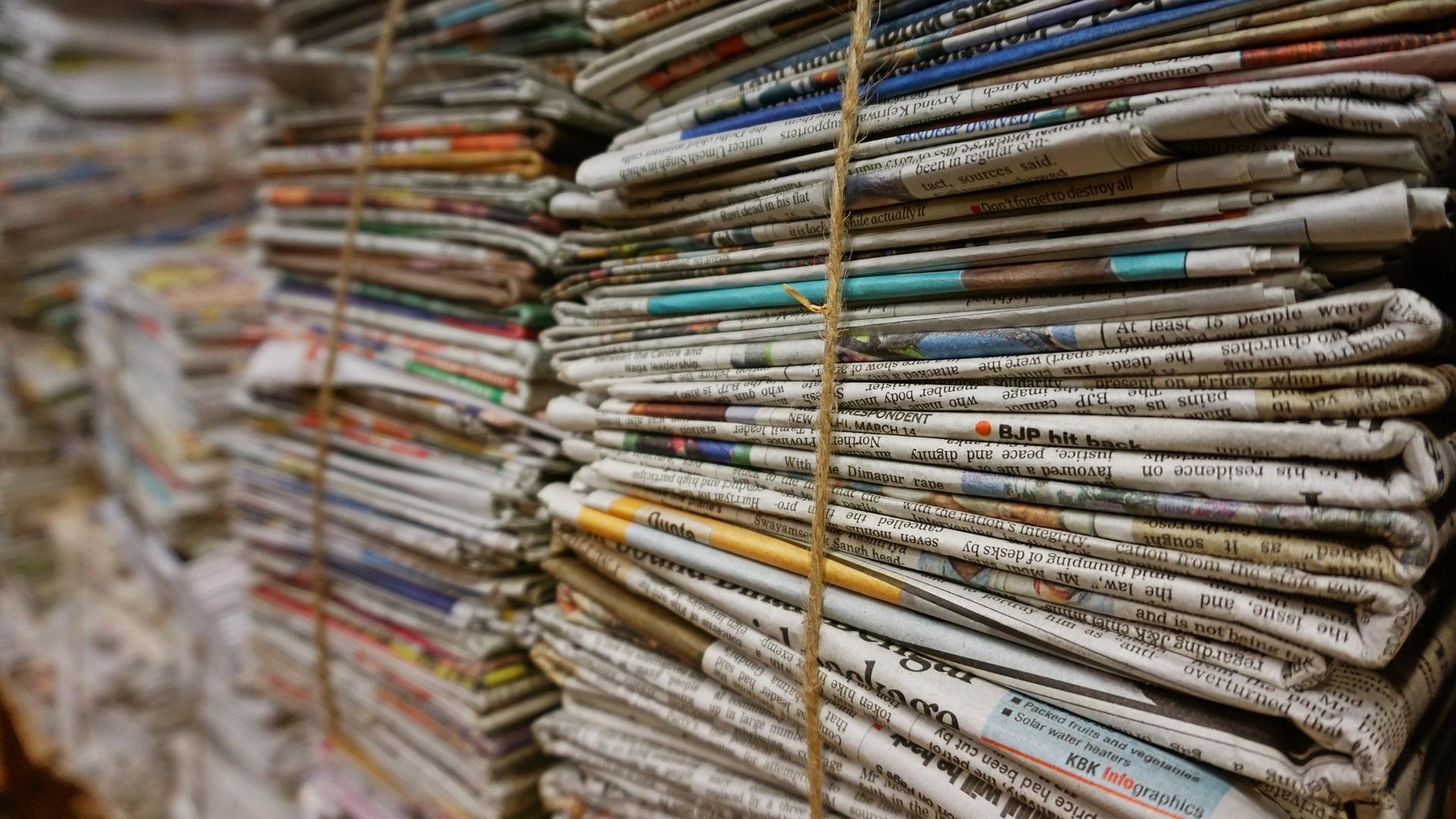stapels oude kranten