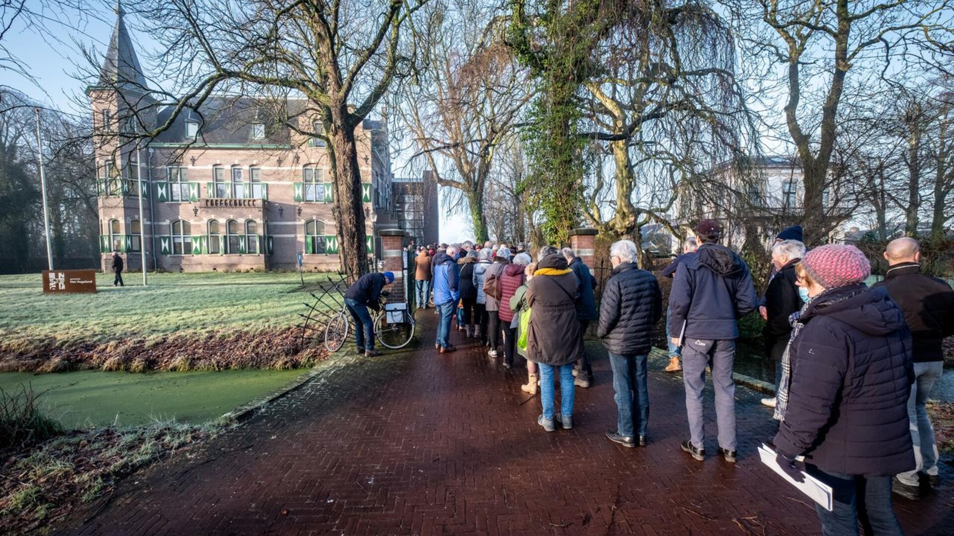 rij wachtenden in Winsum